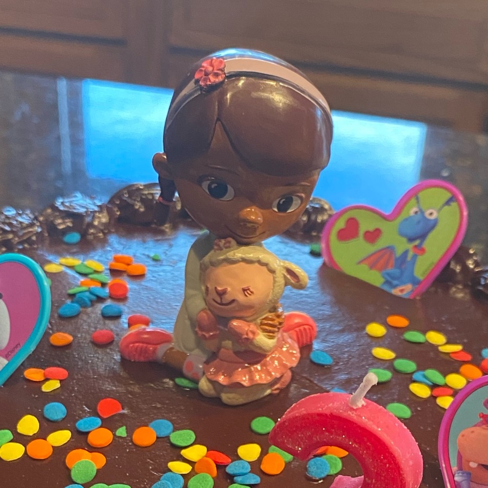 Doc McStuffins cake topper